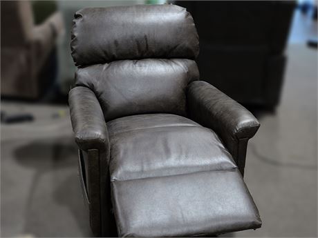 Ultra Comfort Recliner Lift Chair on KamloopsBids